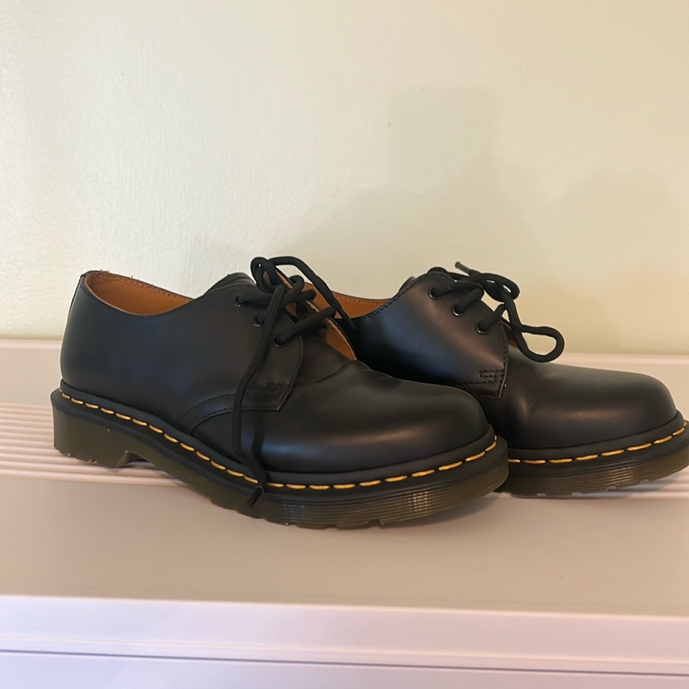Low top Dr. Martens airwair black leather matte never worn size US 6 authentic